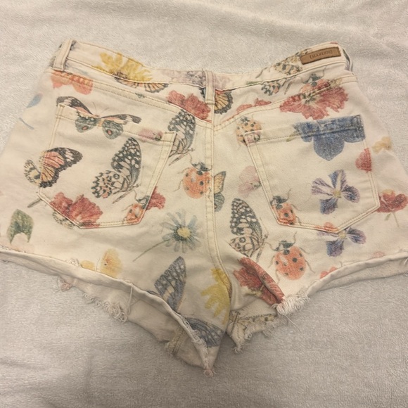BLANK NYC Floral Shorts - Picture 4 of 5